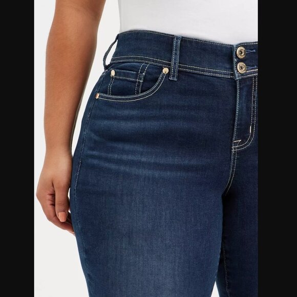 Torrid Super Soft Mid-Rise Flare Jeans Dark Wash Size 20 Tall (34.5" Inseam) - Picture 3 of 9